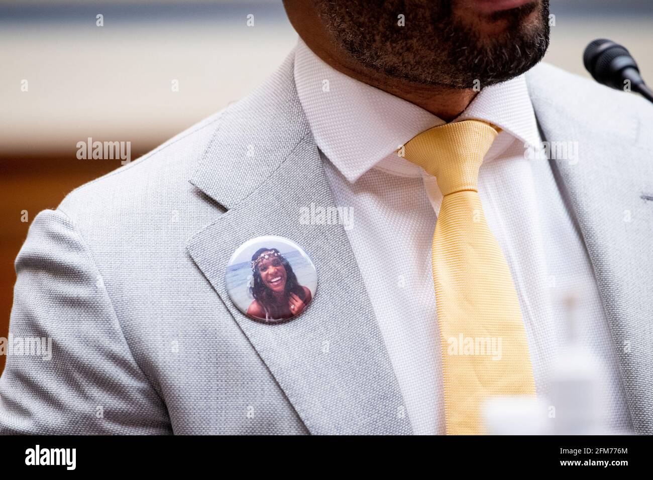 Charles Johnson, mari de feu Kira Johnson et fondateur de 4Kira4Moms porte une épingle avec une photo de sa femme Kira Johnson, comme il apparaît devant une commission de surveillance et de réforme de la Chambre des représentants audition "Birthing while Black: Examen de la crise de santé maternelle noire des Amériques » dans le bureau de Rayburn House à Washington, DC, le jeudi 6 mai 2021. Crédit : Rod Lamkey/CNP/MediaPunch Banque D'Images