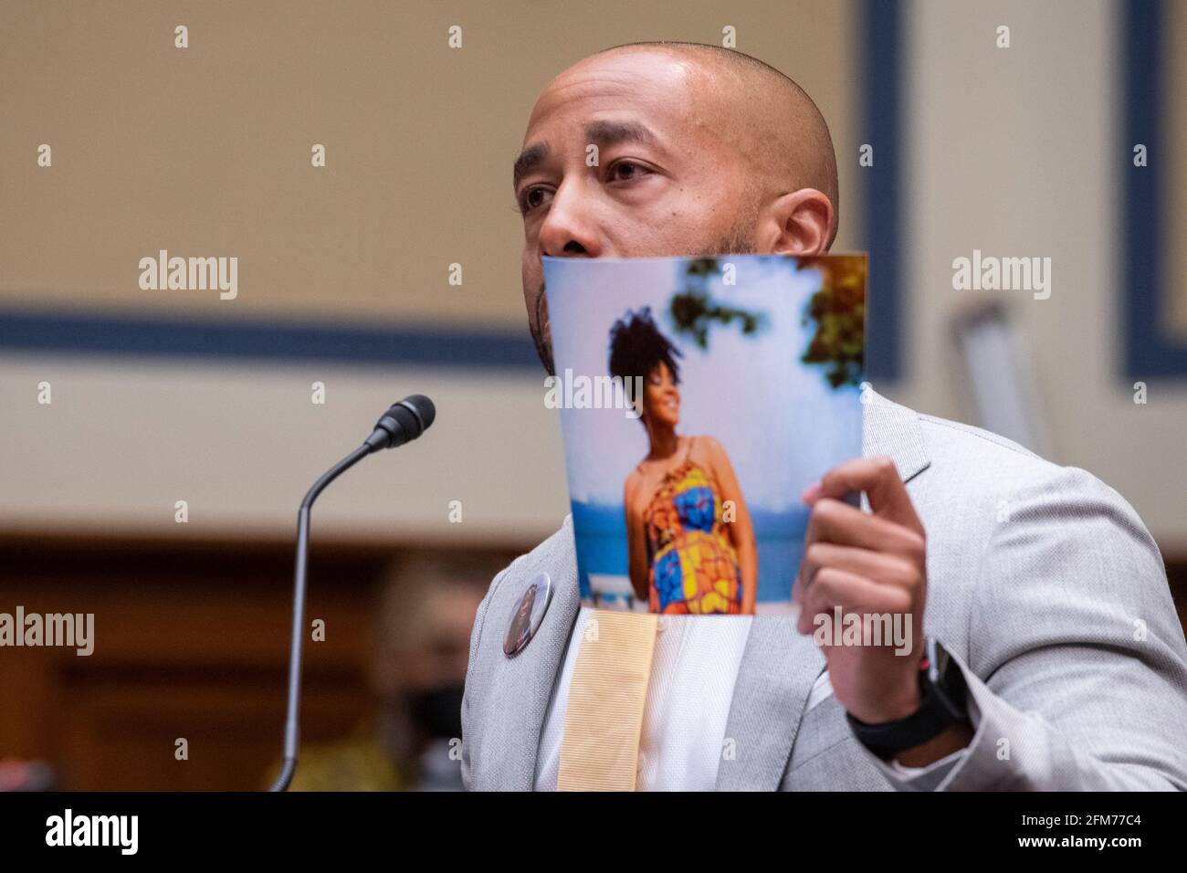 Charles Johnson, mari de feu Kira Johnson et fondateur de 4Kira4Moms, témoigne de la perte de sa femme au cours d'une routine de la section C, comme il apparaît pour un comité de surveillance et de réforme de la Chambre des représentants audition "Birthing while Black: Examen de la crise de santé maternelle noire des Amériques » dans le bureau de Rayburn House à Washington, DC, le jeudi 6 mai 2021. Crédit : Rod Lamkey/CNP/MediaPunch Banque D'Images