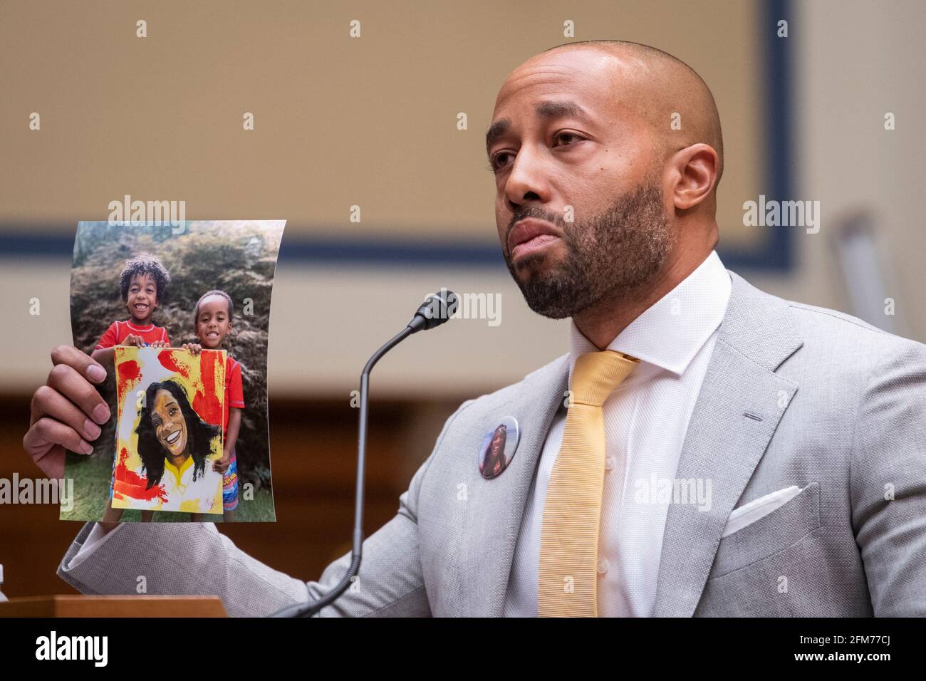 Charles Johnson, mari de feu Kira Johnson et fondateur de 4Kira4Moms, témoigne de la perte de sa femme au cours d'une routine de la section C, comme il apparaît pour un comité de surveillance et de réforme de la Chambre des représentants audition "Birthing while Black: Examen de la crise de santé maternelle noire des Amériques » dans le bureau de Rayburn House à Washington, DC, le jeudi 6 mai 2021. Crédit : Rod Lamkey/CNP/MediaPunch Banque D'Images