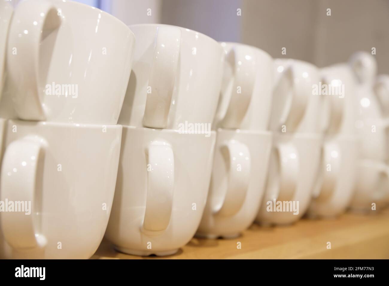 il y a beaucoup de tasses à café blanches propres après le lavage dans le support pour lave-vaisselle en rangée Banque D'Images