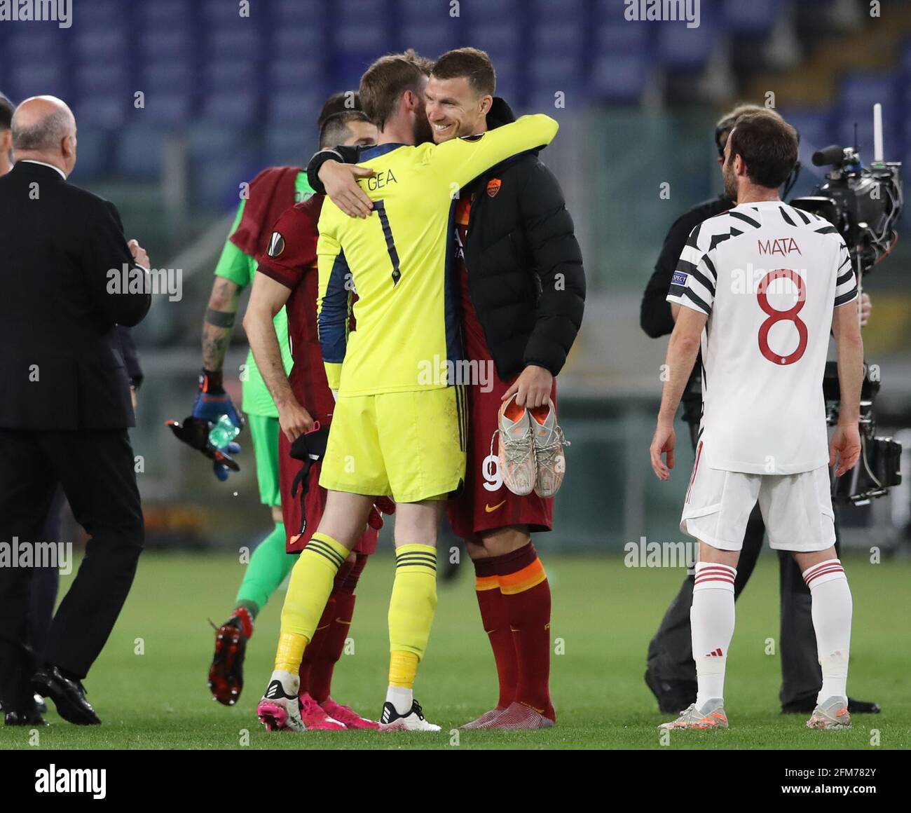 Rome, Italie, 6 mai 2021. Edin Dzeko de Roma félicite David de Gea de Manchester United lors du match de l'UEFA Europa League au Stadio Olimpico, Rome. Le crédit photo devrait se lire: Jonathan Moscrop / Sportimage Banque D'Images