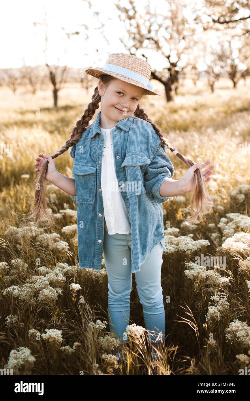 Happy Kid girl 4 5 ans porte chapeau de paille et veste de decnim