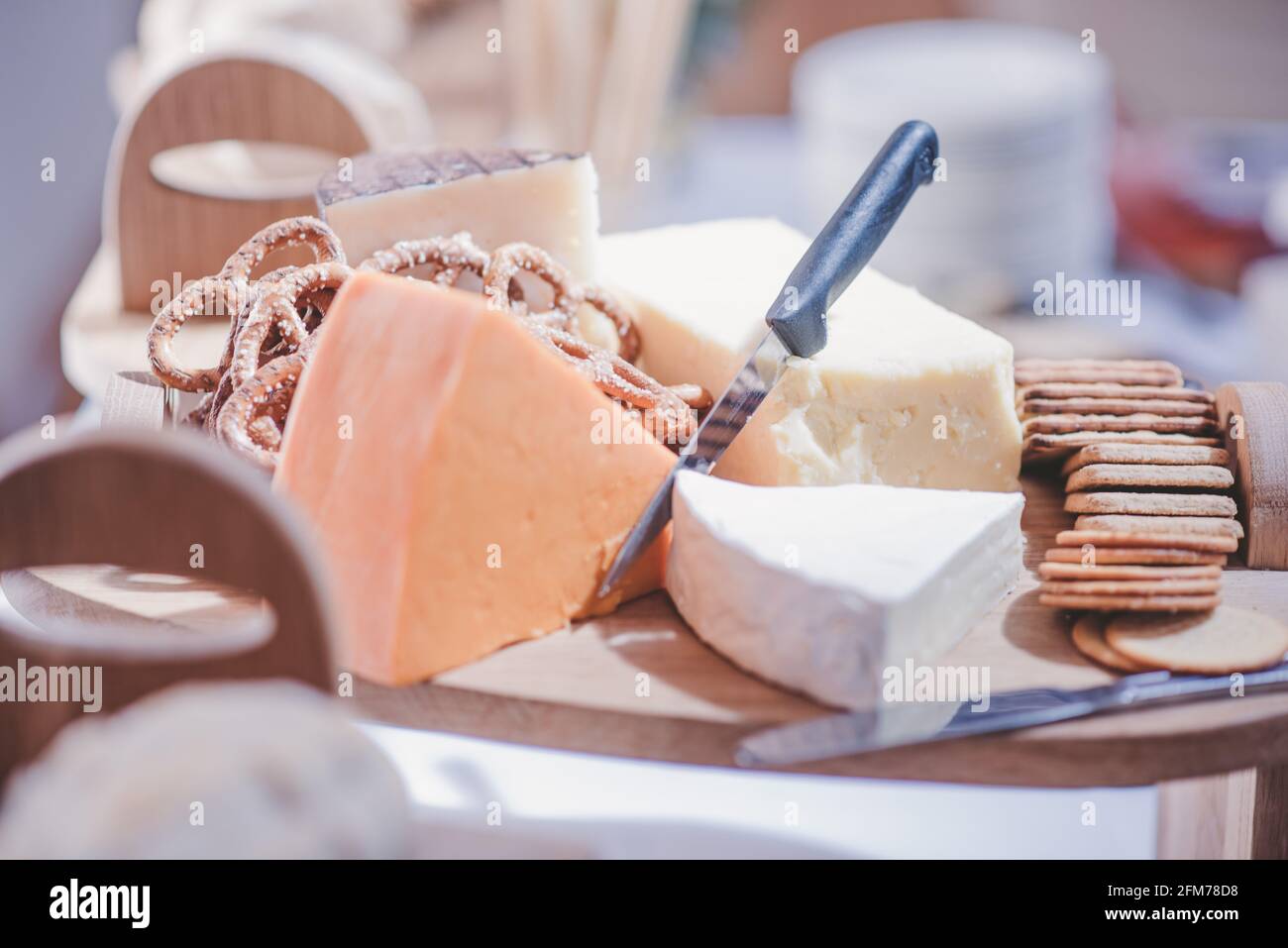 Plateau de fromages avec cheddar foncé et clair et brie and couteaux Banque D'Images