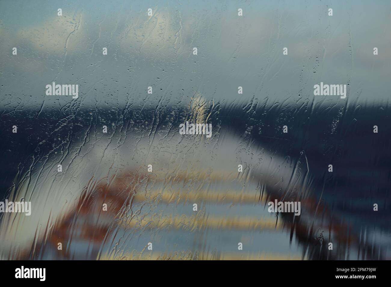 pluie jour gouttes de pluie réflexion sur la fenêtre Banque D'Images