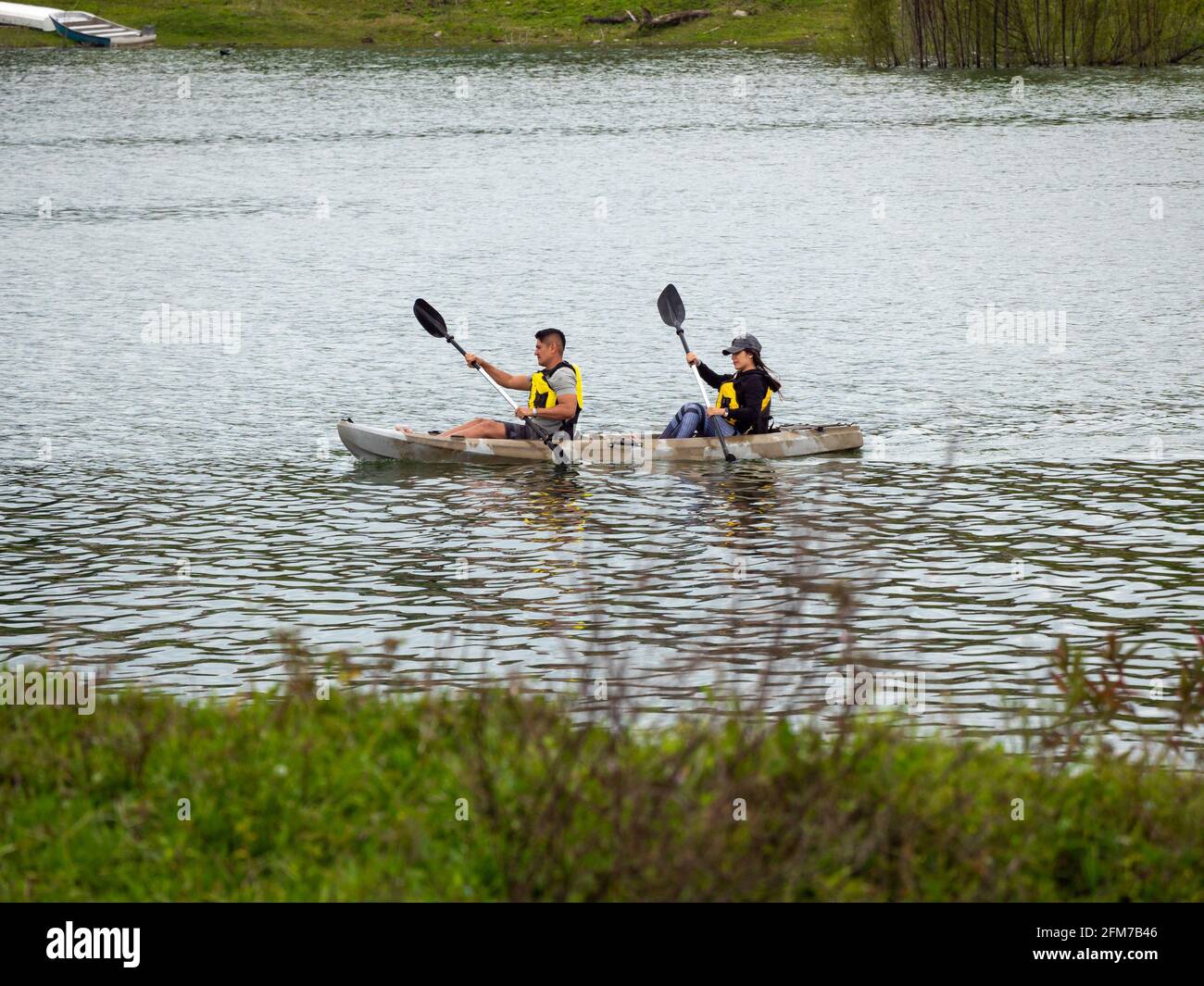 Guatape, Antioquia, Colombie - avril 4 2021 : les touristes latins faisant du kayak dans le fleuve près de la ville Banque D'Images