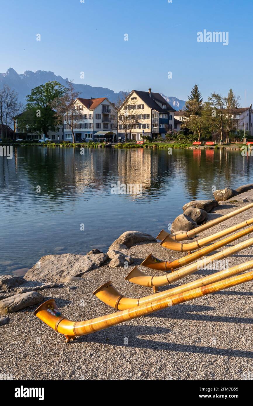 L'instrument de musique Alphorn ou alpenhorn ou corne alpine est un latrophone, composé d'une corne naturelle en bois de plusieurs mètres de long et de forme conique Banque D'Images