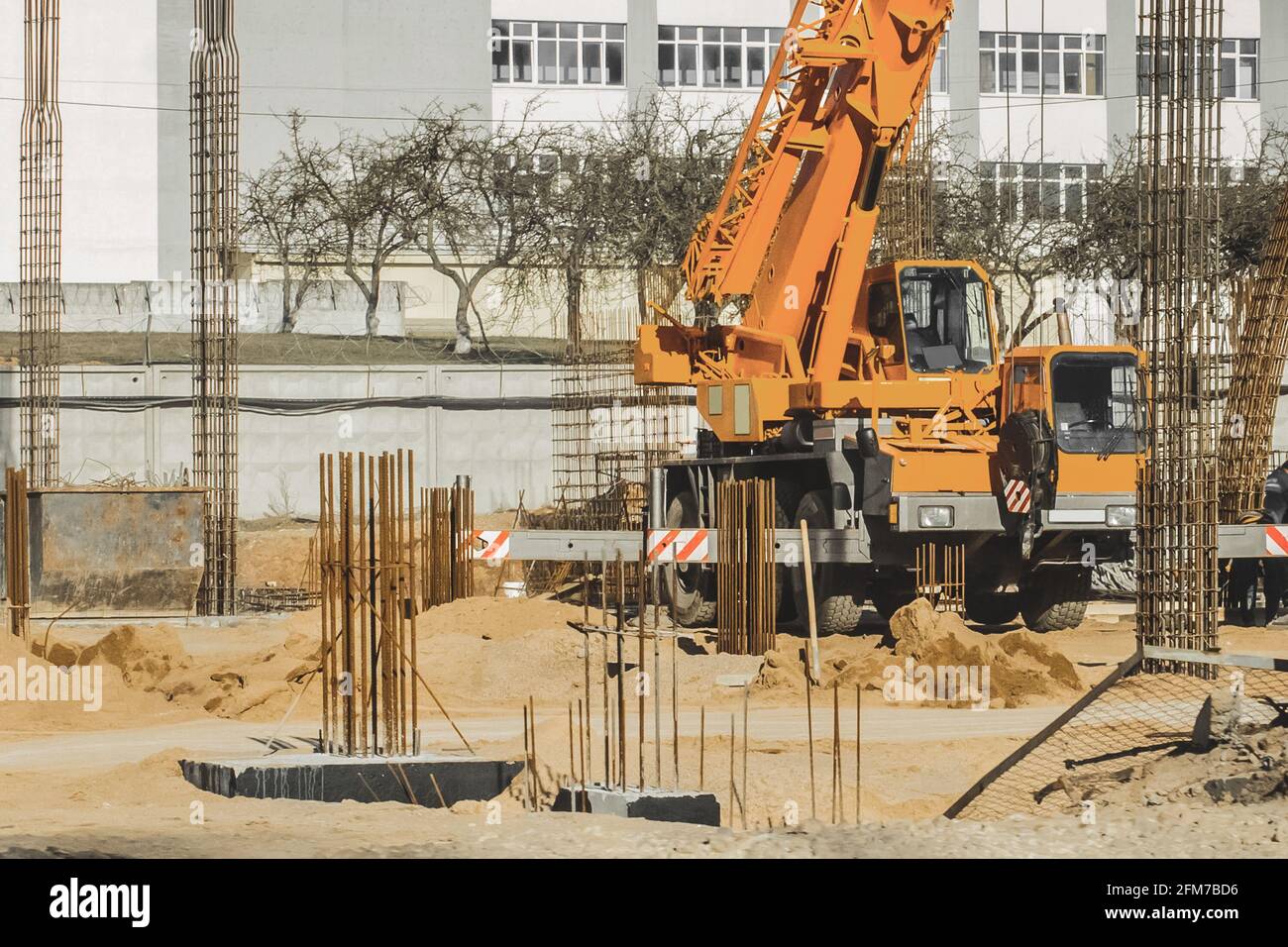 Le mécanisme de levage de l'équipement industriel de la grue sur le chantier. Banque D'Images