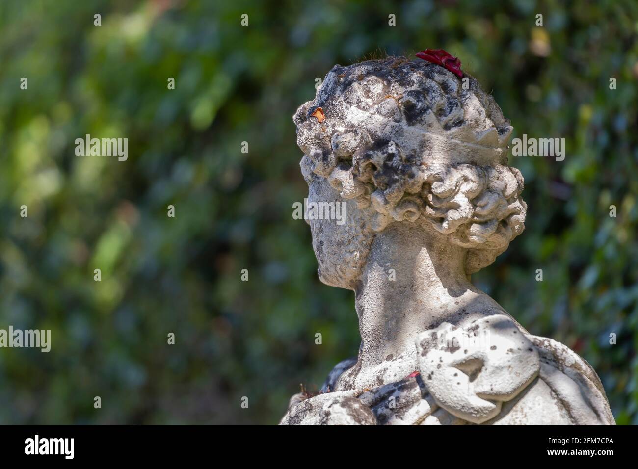 La tête d'une ancienne statue dans le jardin Scherrer Dans le village suisse de Morcote Banque D'Images