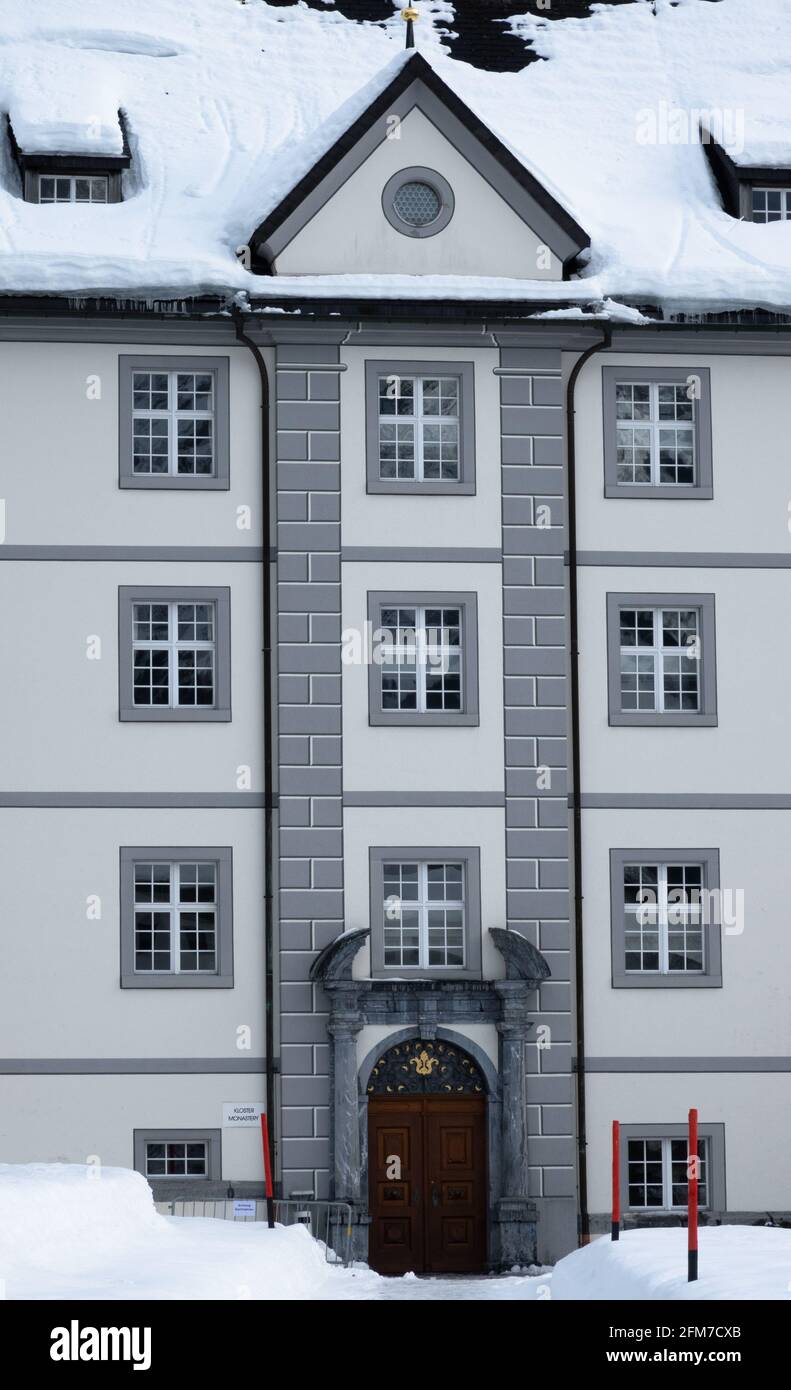 Engelberg, Suisse - 21 janvier 2021 : vue d'hiver du portail et d'une partie de l'abbaye bénédictine d'Engelberg Banque D'Images