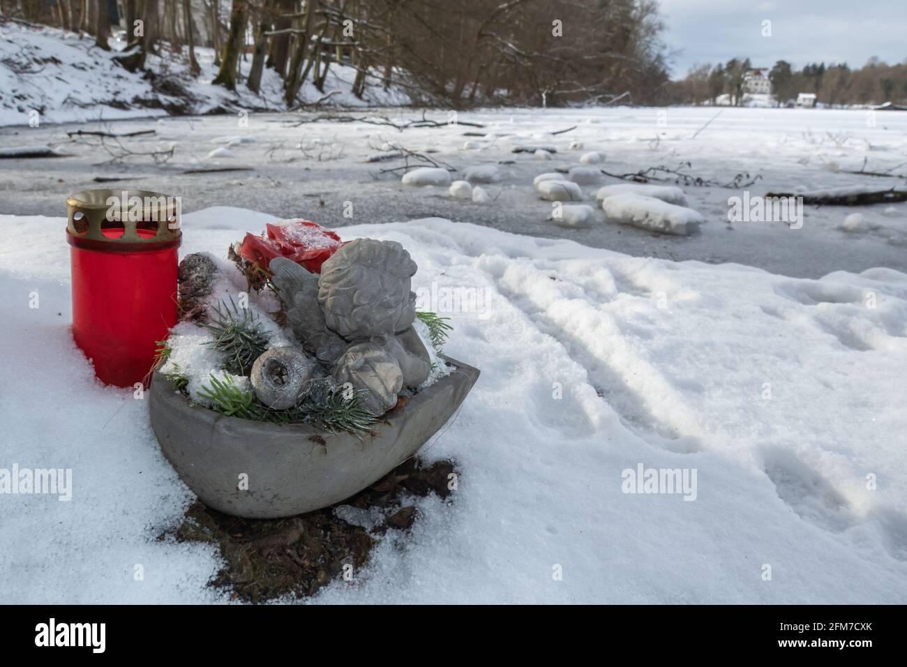 Une bougie et une décoration à la mémoire de quelqu'un qui s'est noyé dans un lac Banque D'Images