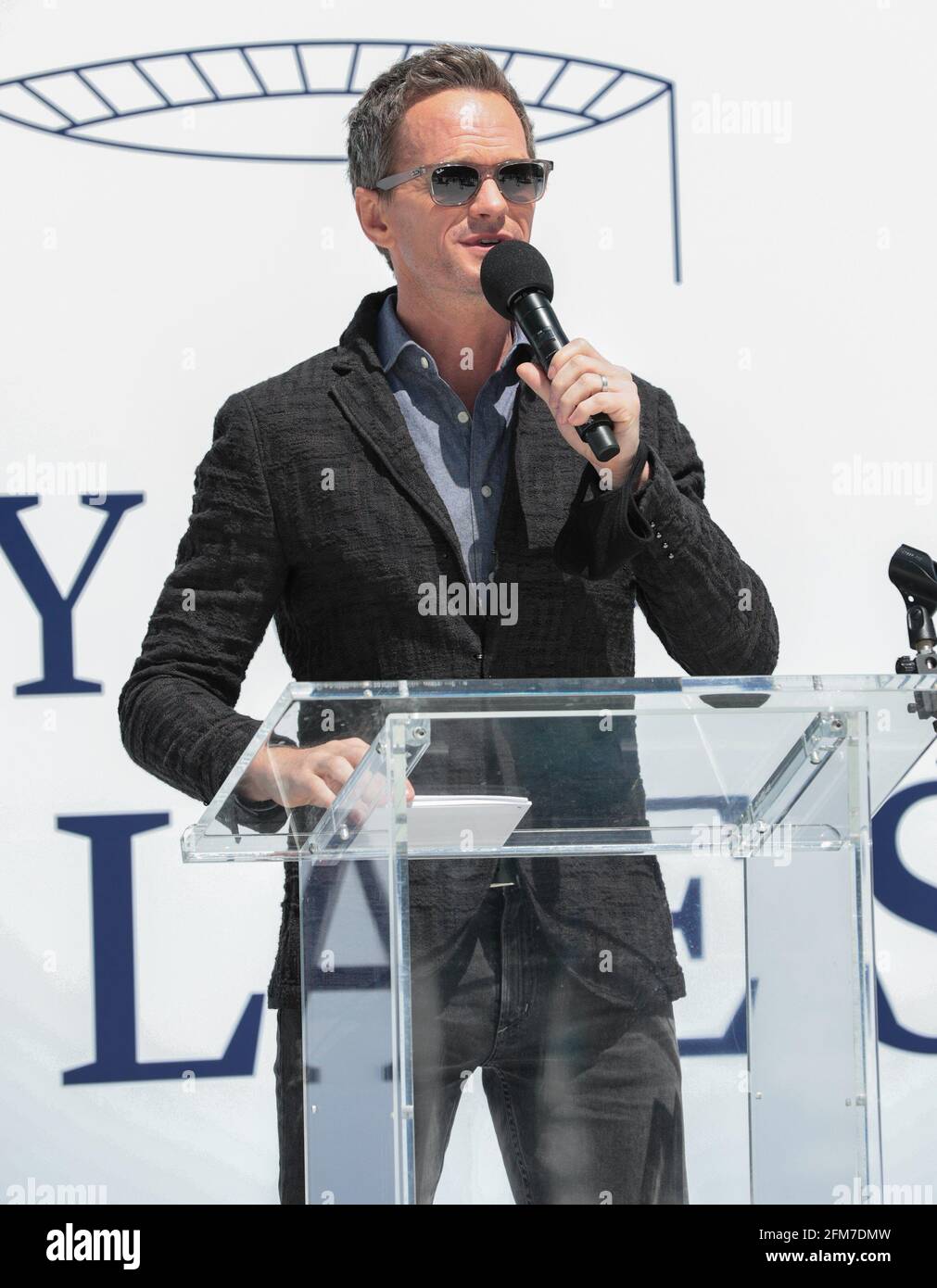 East Rutherford, NJ, États-Unis. 6 mai 2021. Neil Patrick Harris photo Call for CLEAR rassemble plus de 100 membres de la famille séparés pendant la COVID pour se réunir pour la première fois, MetLife Stadium, East Rutherford, NJ 6 mai 2021. Crédit : CJ Rivera/Everett Collection/Alay Live News Banque D'Images
