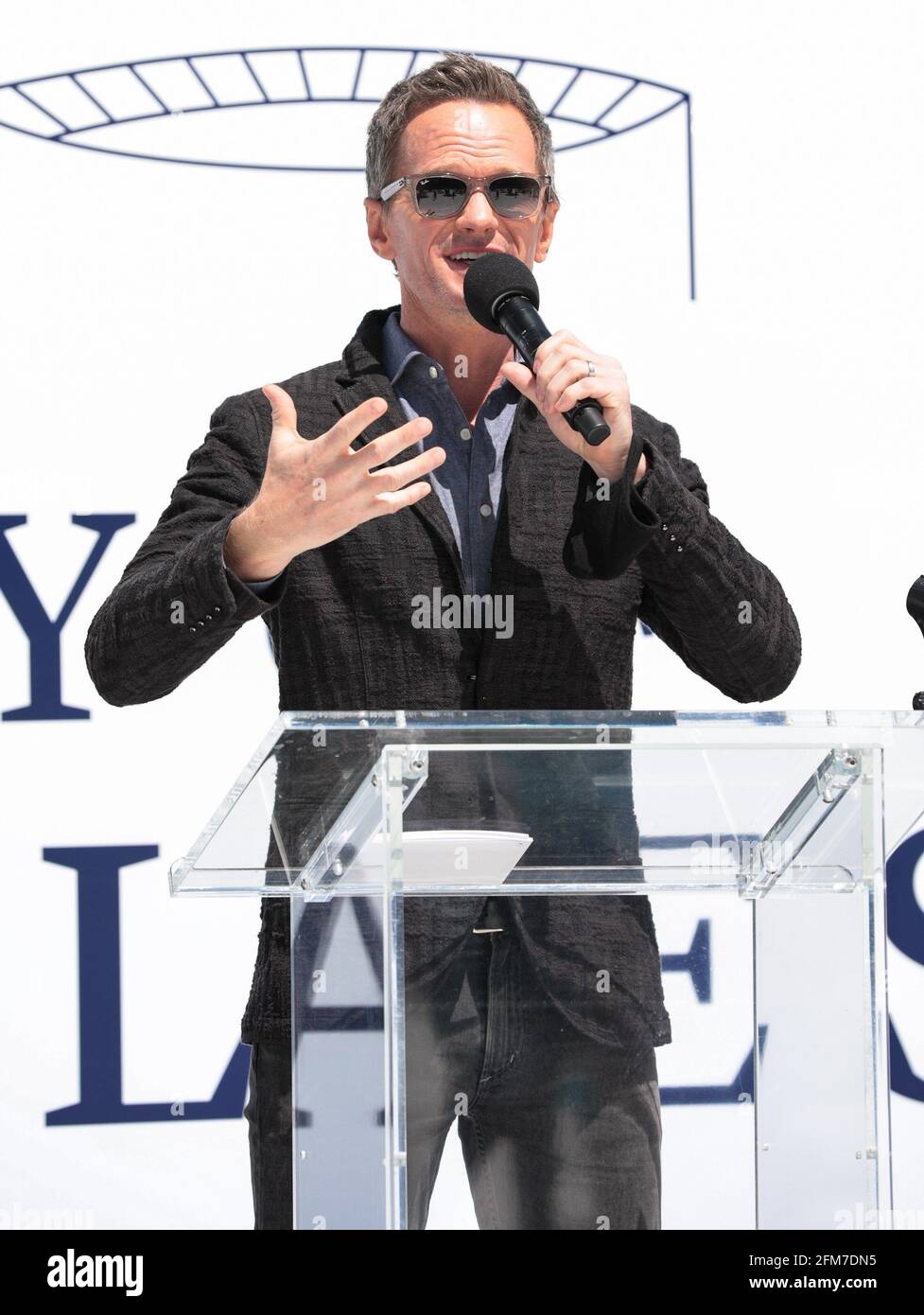 East Rutherford, NJ, États-Unis. 6 mai 2021. Neil Patrick Harris photo Call for CLEAR rassemble plus de 100 membres de la famille séparés pendant la COVID pour se réunir pour la première fois, MetLife Stadium, East Rutherford, NJ 6 mai 2021. Crédit : CJ Rivera/Everett Collection/Alay Live News Banque D'Images