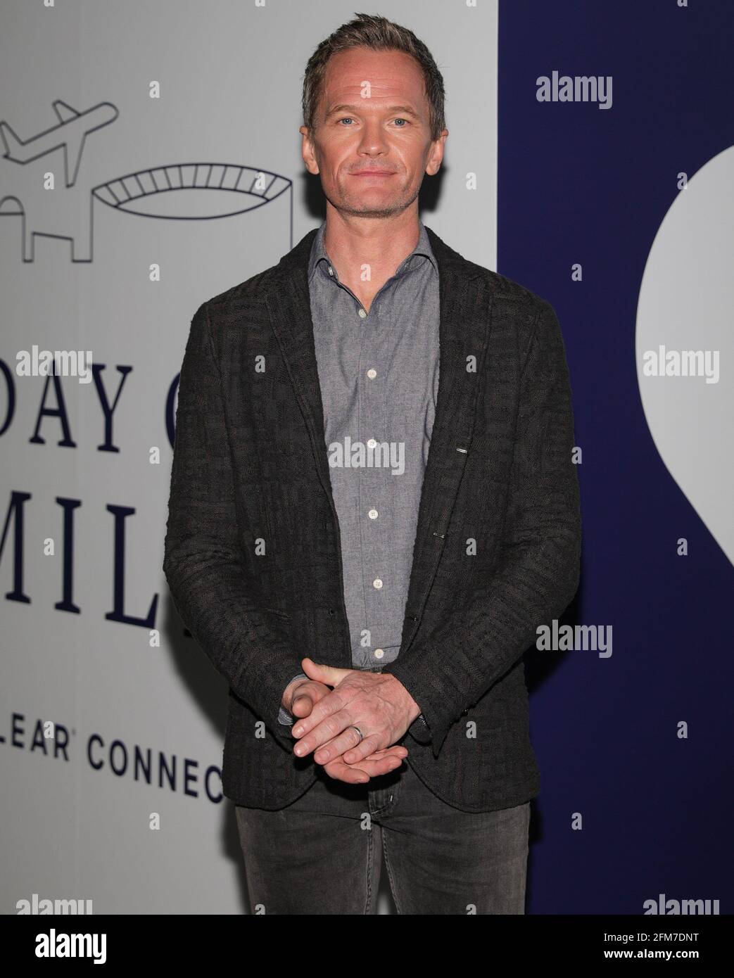 East Rutherford, NJ, États-Unis. 6 mai 2021. Neil Patrick Harris photo Call for CLEAR rassemble plus de 100 membres de la famille séparés pendant la COVID pour se réunir pour la première fois, MetLife Stadium, East Rutherford, NJ 6 mai 2021. Crédit : CJ Rivera/Everett Collection/Alay Live News Banque D'Images