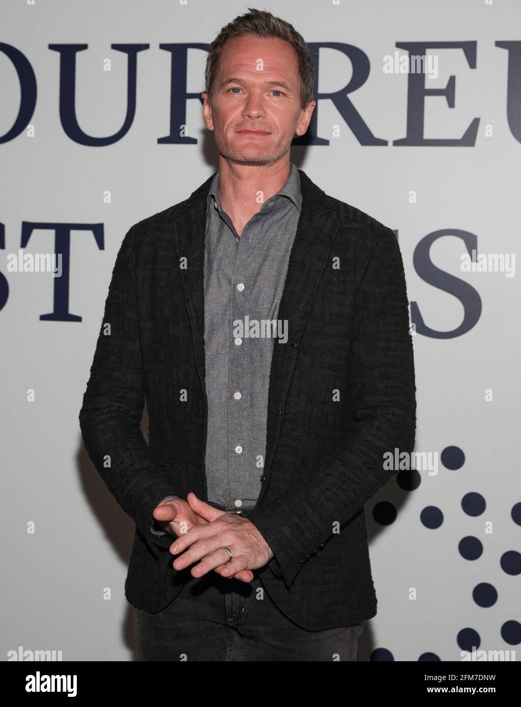 East Rutherford, NJ, États-Unis. 6 mai 2021. Neil Patrick Harris photo Call for CLEAR rassemble plus de 100 membres de la famille séparés pendant la COVID pour se réunir pour la première fois, MetLife Stadium, East Rutherford, NJ 6 mai 2021. Crédit : CJ Rivera/Everett Collection/Alay Live News Banque D'Images
