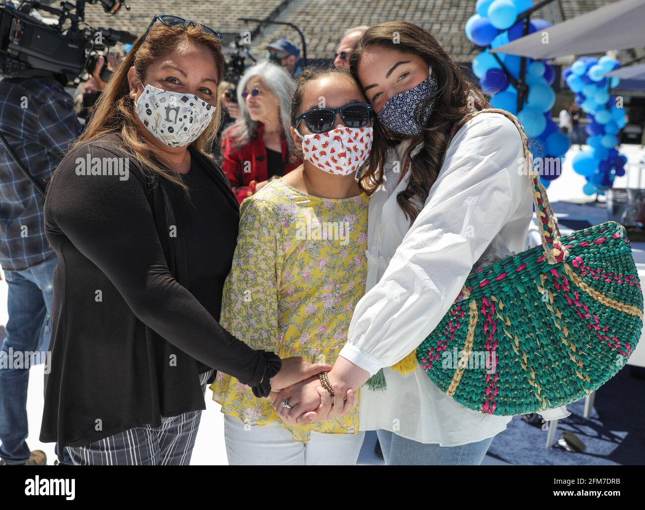 East Rutherford, NJ, États-Unis. 6 mai 2021. Réunion de famille photo Call for CLEAR rassemble plus de 100 membres de la famille séparés pendant la COVID pour se réunir pour la première fois, MetLife Stadium, East Rutherford, NJ 6 mai 2021. Crédit : CJ Rivera/Everett Collection/Alay Live News Banque D'Images