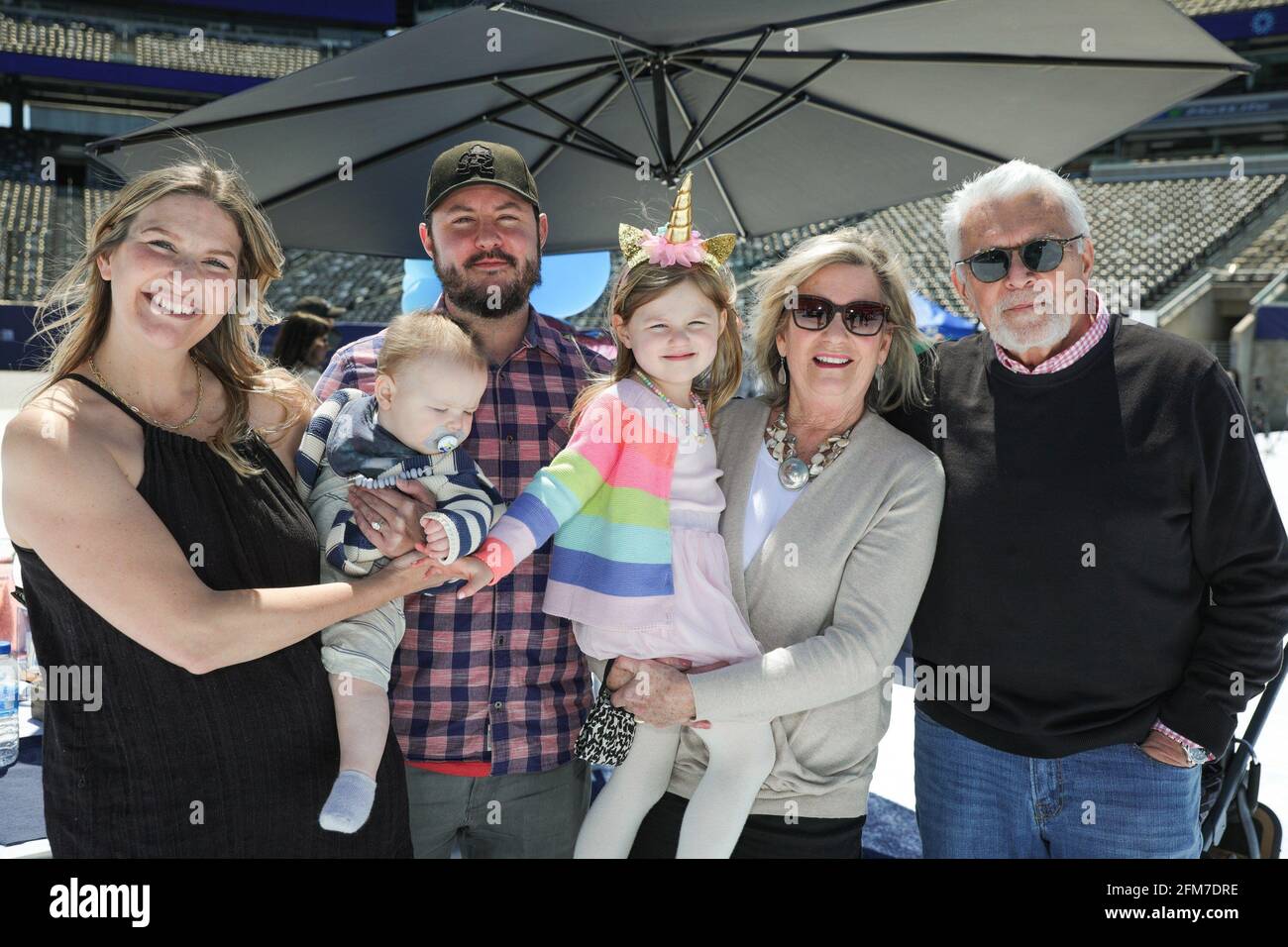 East Rutherford, NJ, États-Unis. 6 mai 2021. Réunion de famille photo Call for CLEAR rassemble plus de 100 membres de la famille séparés pendant la COVID pour se réunir pour la première fois, MetLife Stadium, East Rutherford, NJ 6 mai 2021. Crédit : CJ Rivera/Everett Collection/Alay Live News Banque D'Images
