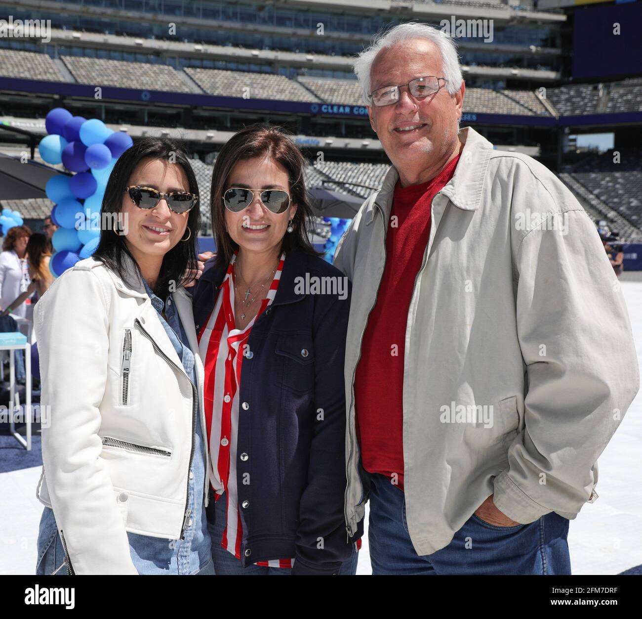 East Rutherford, NJ, États-Unis. 6 mai 2021. Réunion de famille photo Call for CLEAR rassemble plus de 100 membres de la famille séparés pendant la COVID pour se réunir pour la première fois, MetLife Stadium, East Rutherford, NJ 6 mai 2021. Crédit : CJ Rivera/Everett Collection/Alay Live News Banque D'Images