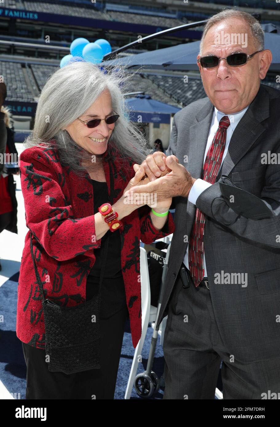 East Rutherford, NJ, États-Unis. 6 mai 2021. Réunion de famille photo Call for CLEAR rassemble plus de 100 membres de la famille séparés pendant la COVID pour se réunir pour la première fois, MetLife Stadium, East Rutherford, NJ 6 mai 2021. Crédit : CJ Rivera/Everett Collection/Alay Live News Banque D'Images