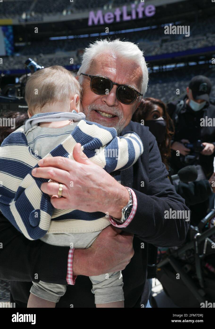 East Rutherford, NJ, États-Unis. 6 mai 2021. Réunion de famille photo Call for CLEAR rassemble plus de 100 membres de la famille séparés pendant la COVID pour se réunir pour la première fois, MetLife Stadium, East Rutherford, NJ 6 mai 2021. Crédit : CJ Rivera/Everett Collection/Alay Live News Banque D'Images
