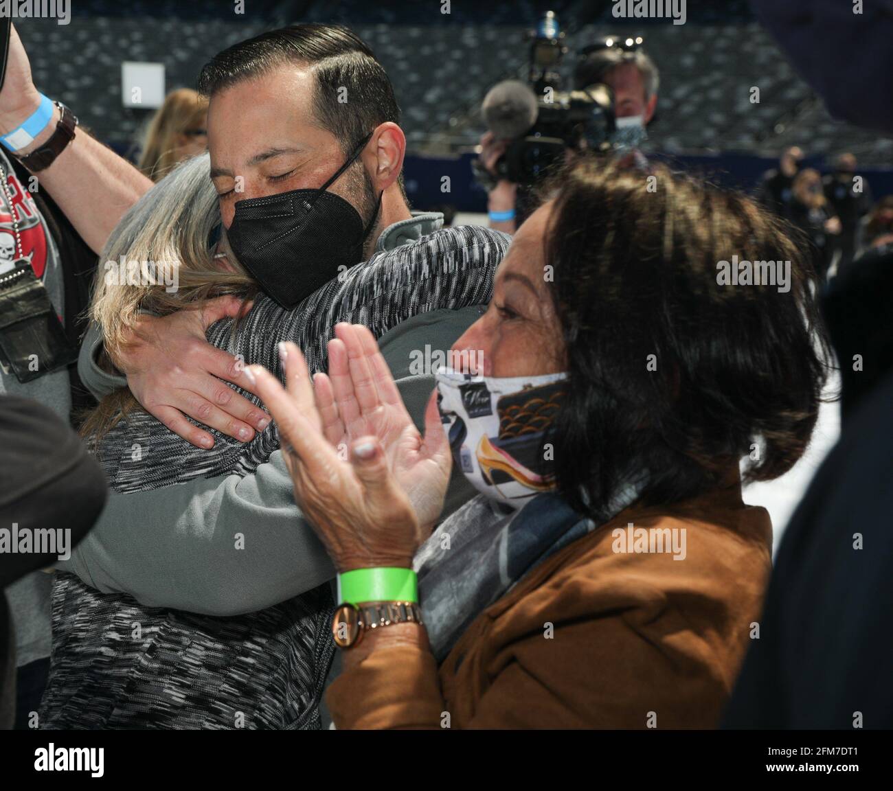 East Rutherford, NJ, États-Unis. 6 mai 2021. Réunion de famille photo Call for CLEAR rassemble plus de 100 membres de la famille séparés pendant la COVID pour se réunir pour la première fois, MetLife Stadium, East Rutherford, NJ 6 mai 2021. Crédit : CJ Rivera/Everett Collection/Alay Live News Banque D'Images