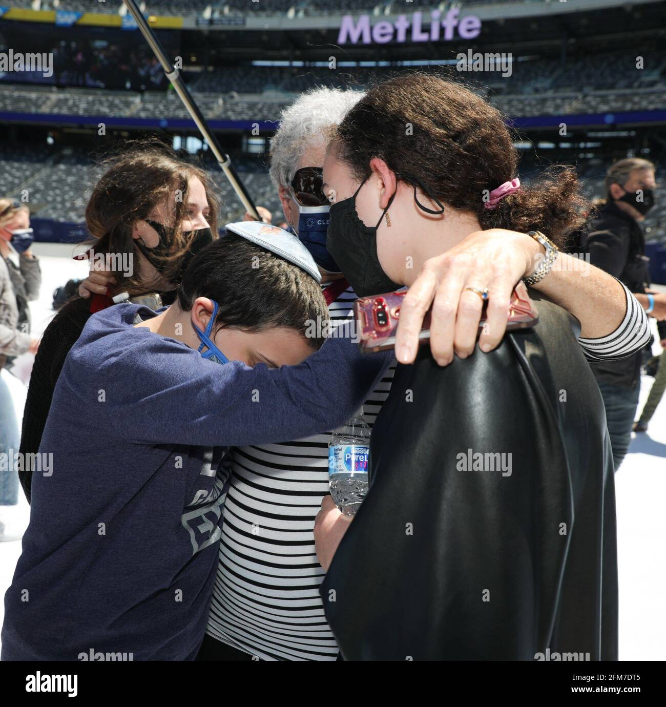 East Rutherford, NJ, États-Unis. 6 mai 2021. Réunion de famille photo Call for CLEAR rassemble plus de 100 membres de la famille séparés pendant la COVID pour se réunir pour la première fois, MetLife Stadium, East Rutherford, NJ 6 mai 2021. Crédit : CJ Rivera/Everett Collection/Alay Live News Banque D'Images