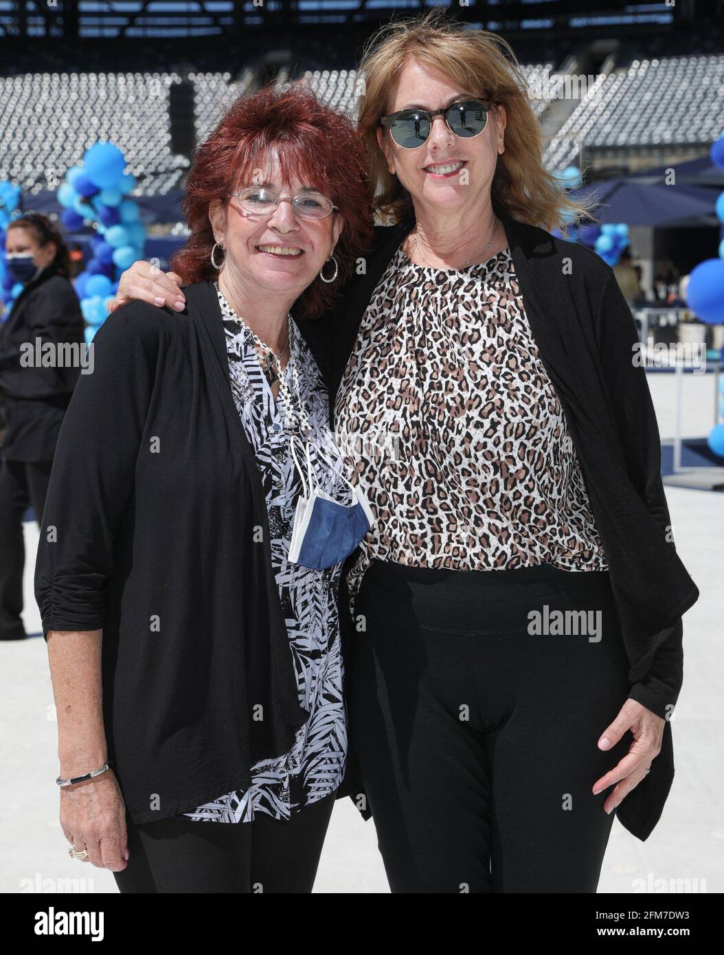 East Rutherford, NJ, États-Unis. 6 mai 2021. Réunion de famille photo Call for CLEAR rassemble plus de 100 membres de la famille séparés pendant la COVID pour se réunir pour la première fois, MetLife Stadium, East Rutherford, NJ 6 mai 2021. Crédit : CJ Rivera/Everett Collection/Alay Live News Banque D'Images