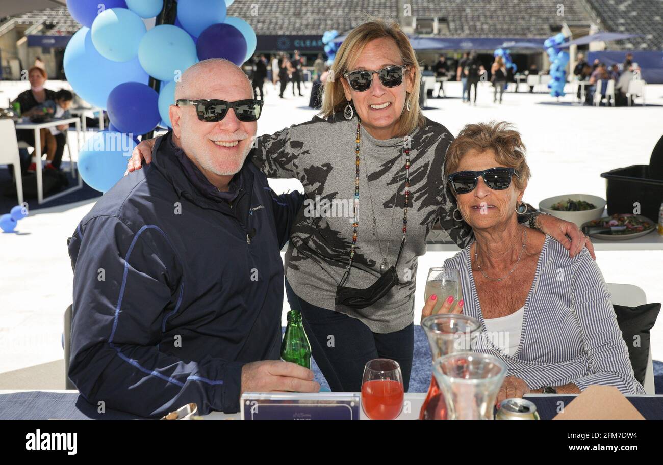 East Rutherford, NJ, États-Unis. 6 mai 2021. Réunion de famille photo Call for CLEAR rassemble plus de 100 membres de la famille séparés pendant la COVID pour se réunir pour la première fois, MetLife Stadium, East Rutherford, NJ 6 mai 2021. Crédit : CJ Rivera/Everett Collection/Alay Live News Banque D'Images