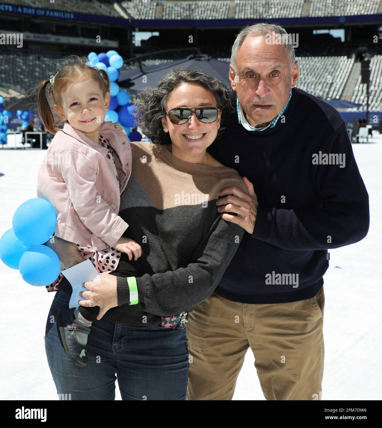 East Rutherford, NJ, États-Unis. 6 mai 2021. Réunion de famille photo Call for CLEAR rassemble plus de 100 membres de la famille séparés pendant la COVID pour se réunir pour la première fois, MetLife Stadium, East Rutherford, NJ 6 mai 2021. Crédit : CJ Rivera/Everett Collection/Alay Live News Banque D'Images