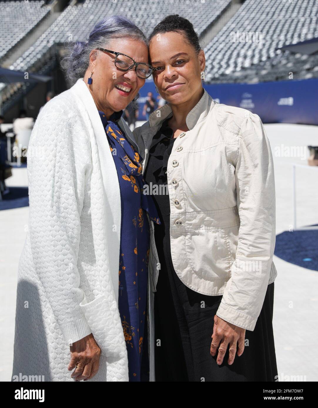 East Rutherford, NJ, États-Unis. 6 mai 2021. Réunion de famille photo Call for CLEAR rassemble plus de 100 membres de la famille séparés pendant la COVID pour se réunir pour la première fois, MetLife Stadium, East Rutherford, NJ 6 mai 2021. Crédit : CJ Rivera/Everett Collection/Alay Live News Banque D'Images