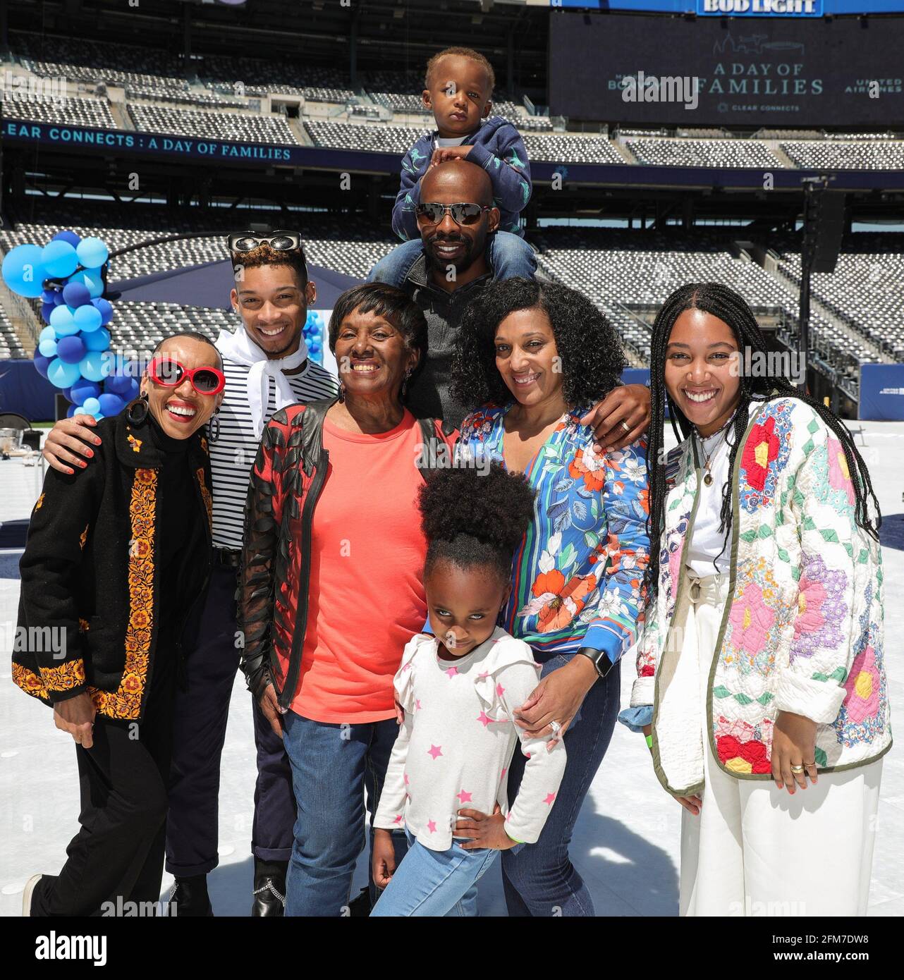 East Rutherford, NJ, États-Unis. 6 mai 2021. Réunion de famille photo Call for CLEAR rassemble plus de 100 membres de la famille séparés pendant la COVID pour se réunir pour la première fois, MetLife Stadium, East Rutherford, NJ 6 mai 2021. Crédit : CJ Rivera/Everett Collection/Alay Live News Banque D'Images