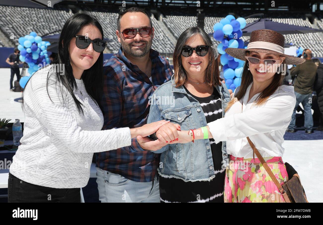 East Rutherford, NJ, États-Unis. 6 mai 2021. Réunion de famille photo Call for CLEAR rassemble plus de 100 membres de la famille séparés pendant la COVID pour se réunir pour la première fois, MetLife Stadium, East Rutherford, NJ 6 mai 2021. Crédit : CJ Rivera/Everett Collection/Alay Live News Banque D'Images