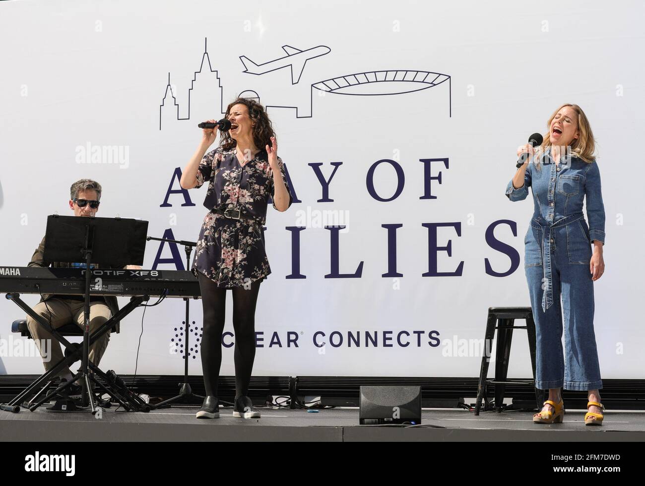 East Rutherford, NJ, États-Unis. 6 mai 2021. Seth Rudetsky, Mandy Gonzalez, Kerry Butler photo Call for CLEAR rassemble plus de 100 membres de la famille séparés pendant la COVID pour se réunir pour la première fois, MetLife Stadium, East Rutherford, NJ 6 mai 2021. Crédit : CJ Rivera/Everett Collection/Alay Live News Banque D'Images