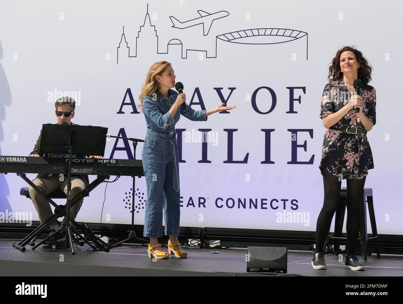 East Rutherford, NJ, États-Unis. 6 mai 2021. Seth Rudetsky, Kerry Butler, Mandy Gonzalez photo Call for CLEAR rassemble plus de 100 membres de la famille séparés pendant la COVID pour se réunir pour la première fois, MetLife Stadium, East Rutherford, NJ 6 mai 2021. Crédit : CJ Rivera/Everett Collection/Alay Live News Banque D'Images