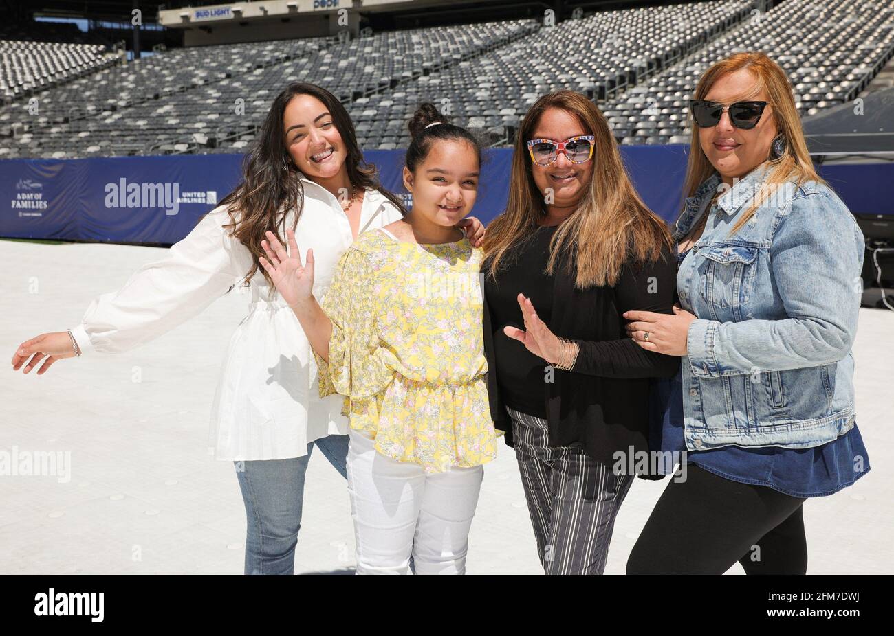 East Rutherford, NJ, États-Unis. 6 mai 2021. Réunion de famille photo Call for CLEAR rassemble plus de 100 membres de la famille séparés pendant la COVID pour se réunir pour la première fois, MetLife Stadium, East Rutherford, NJ 6 mai 2021. Crédit : CJ Rivera/Everett Collection/Alay Live News Banque D'Images