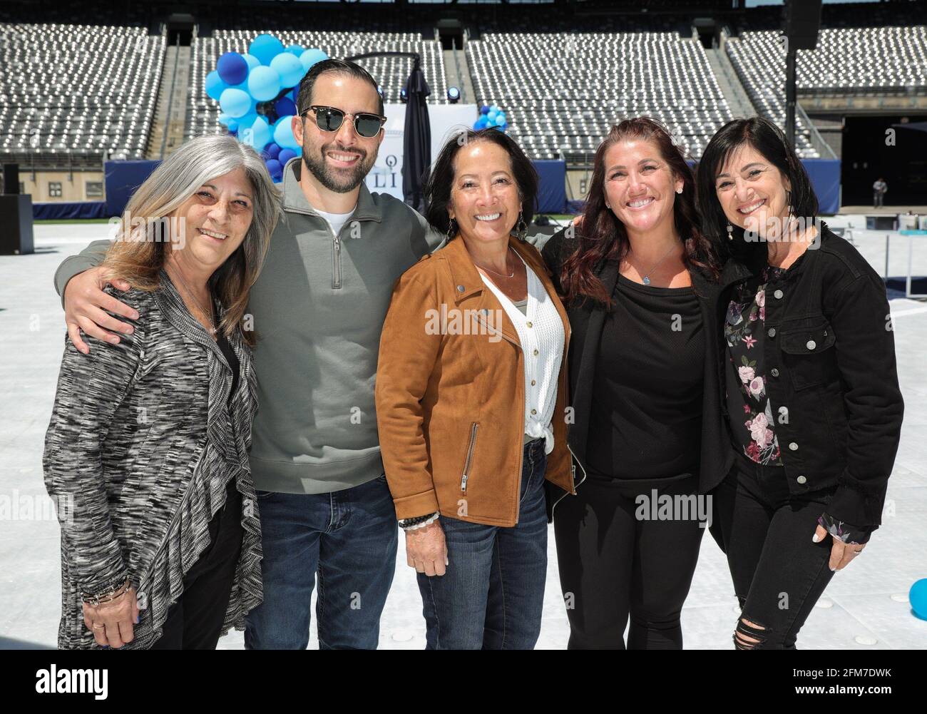 East Rutherford, NJ, États-Unis. 6 mai 2021. Réunion de famille photo Call for CLEAR rassemble plus de 100 membres de la famille séparés pendant la COVID pour se réunir pour la première fois, MetLife Stadium, East Rutherford, NJ 6 mai 2021. Crédit : CJ Rivera/Everett Collection/Alay Live News Banque D'Images