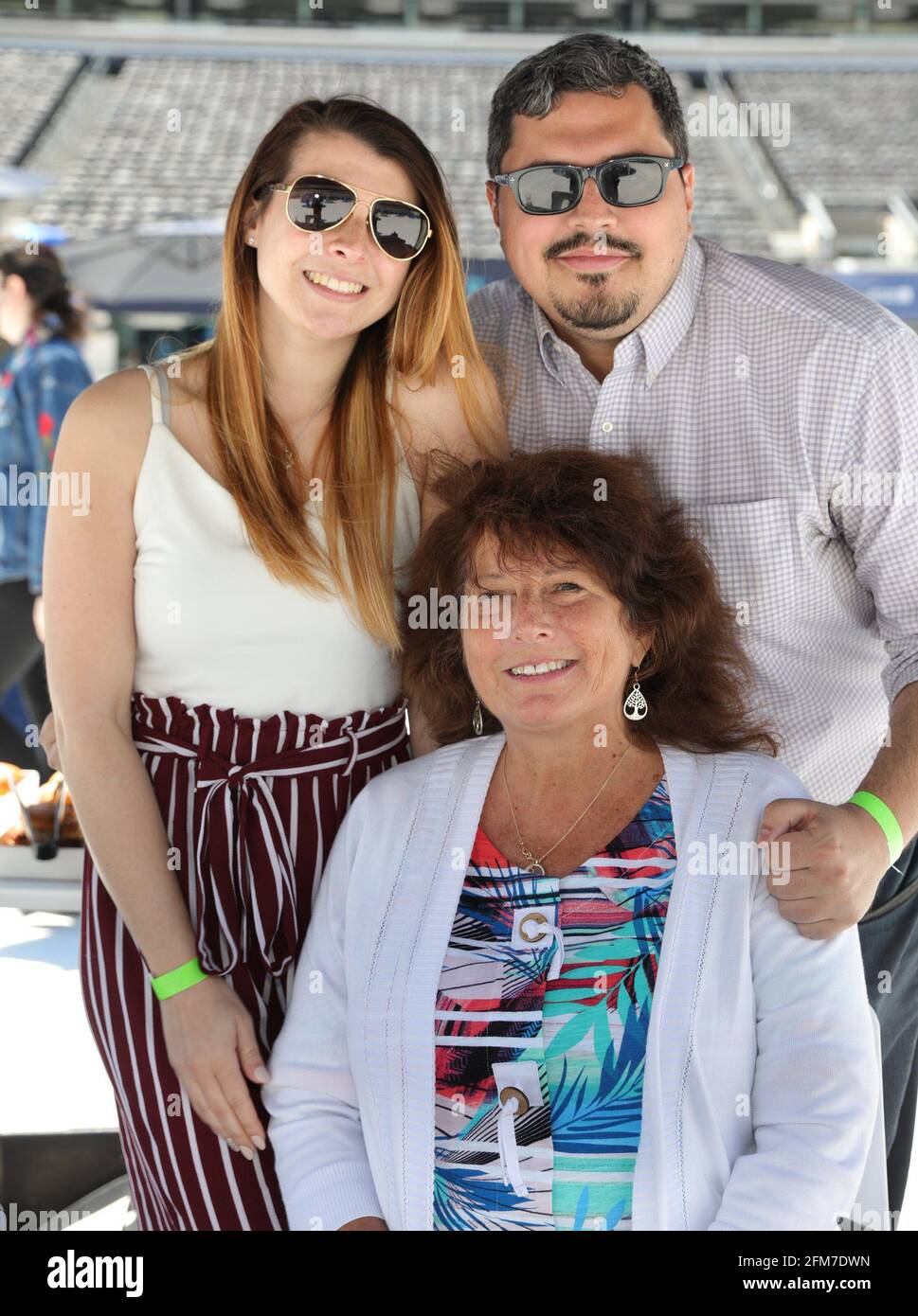 East Rutherford, NJ, États-Unis. 6 mai 2021. Réunion de famille photo Call for CLEAR rassemble plus de 100 membres de la famille séparés pendant la COVID pour se réunir pour la première fois, MetLife Stadium, East Rutherford, NJ 6 mai 2021. Crédit : CJ Rivera/Everett Collection/Alay Live News Banque D'Images