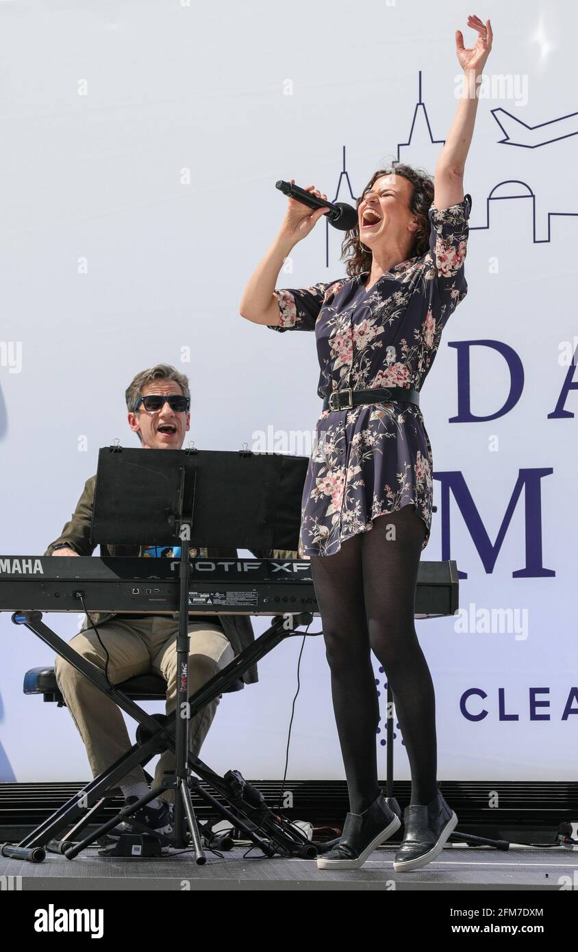 East Rutherford, NJ, États-Unis. 6 mai 2021. Seth Rudetsky, Mandy Gonzalez photo Call for CLEAR rassemble plus de 100 membres de la famille séparés pendant la COVID pour se réunir pour la première fois, MetLife Stadium, East Rutherford, NJ 6 mai 2021. Crédit : CJ Rivera/Everett Collection/Alay Live News Banque D'Images