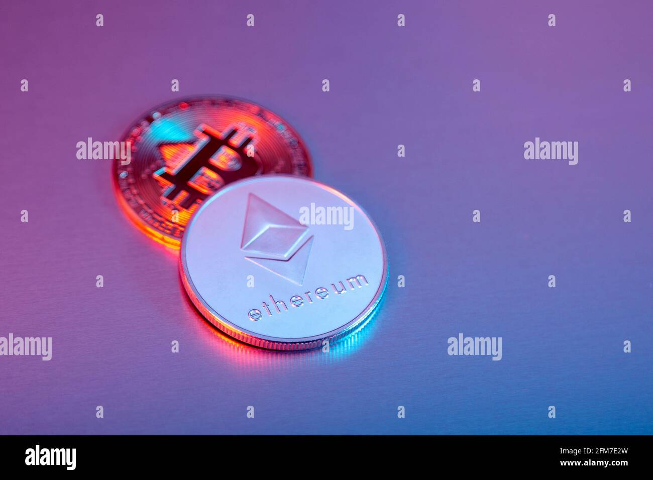 Pièces de monnaie en bitcoin crypto-monnaie et pièces de monnaie en éther (Ethereum) Banque D'Images