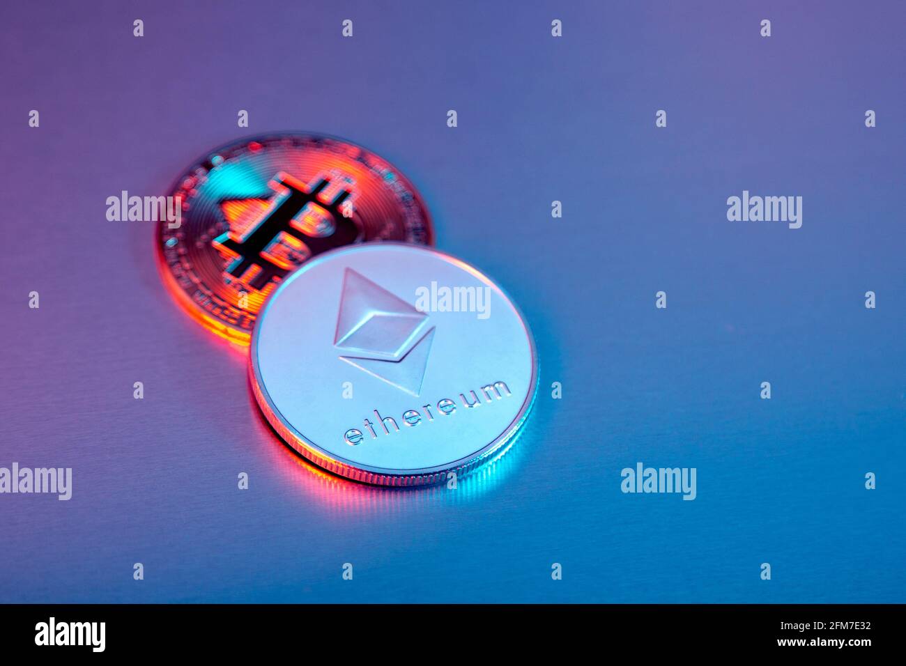 Pièces de monnaie en bitcoin crypto-monnaie et pièces de monnaie en éther (Ethereum) Banque D'Images