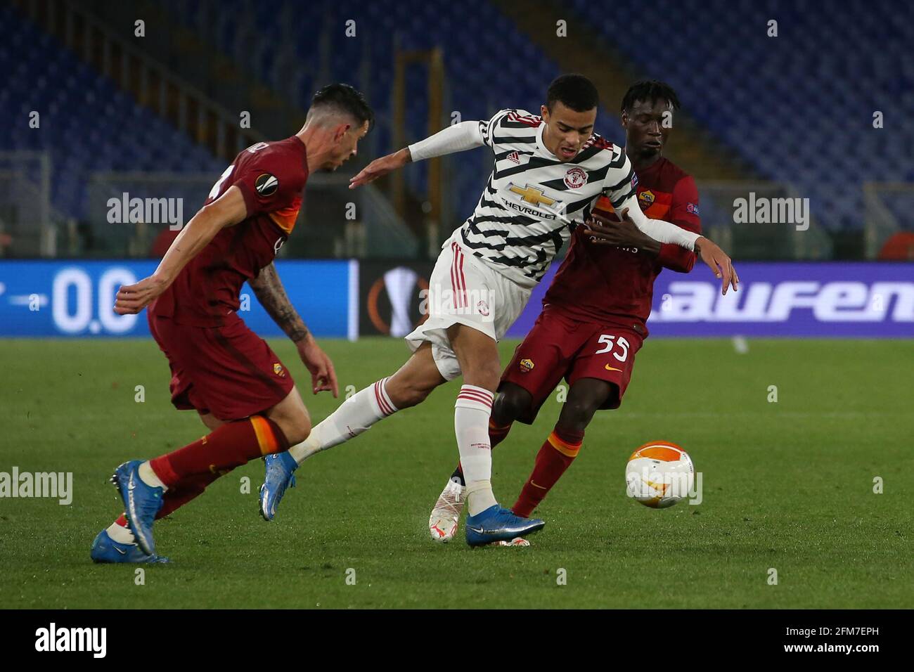 Rome, Italie, 6 mai 2021. Mason Greenwood de Manchester United prend Roger Ibanez et Ebrima Darboe d'AS Roma lors du match de l'UEFA Europa League au Stadio Olimpico, à Rome. Le crédit photo devrait se lire: Jonathan Moscrop / Sportimage Banque D'Images