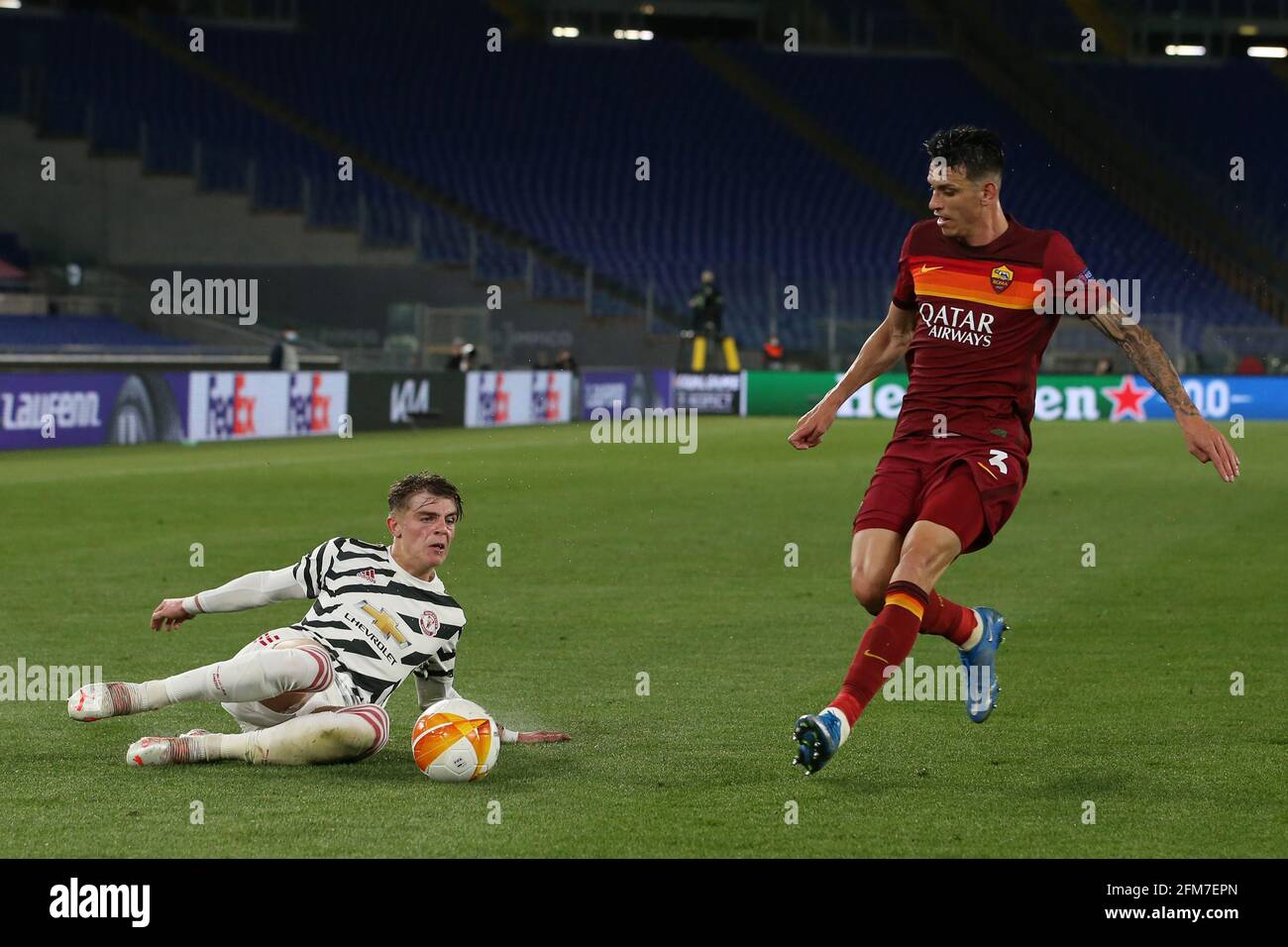 Rome, Italie, 6 mai 2021. Brandon Williams de Manchester United se présente pour défier Roger Ibanez d'AS Roma lors du match de l'UEFA Europa League au Stadio Olimpico, Rome. Le crédit photo devrait se lire: Jonathan Moscrop / Sportimage Banque D'Images