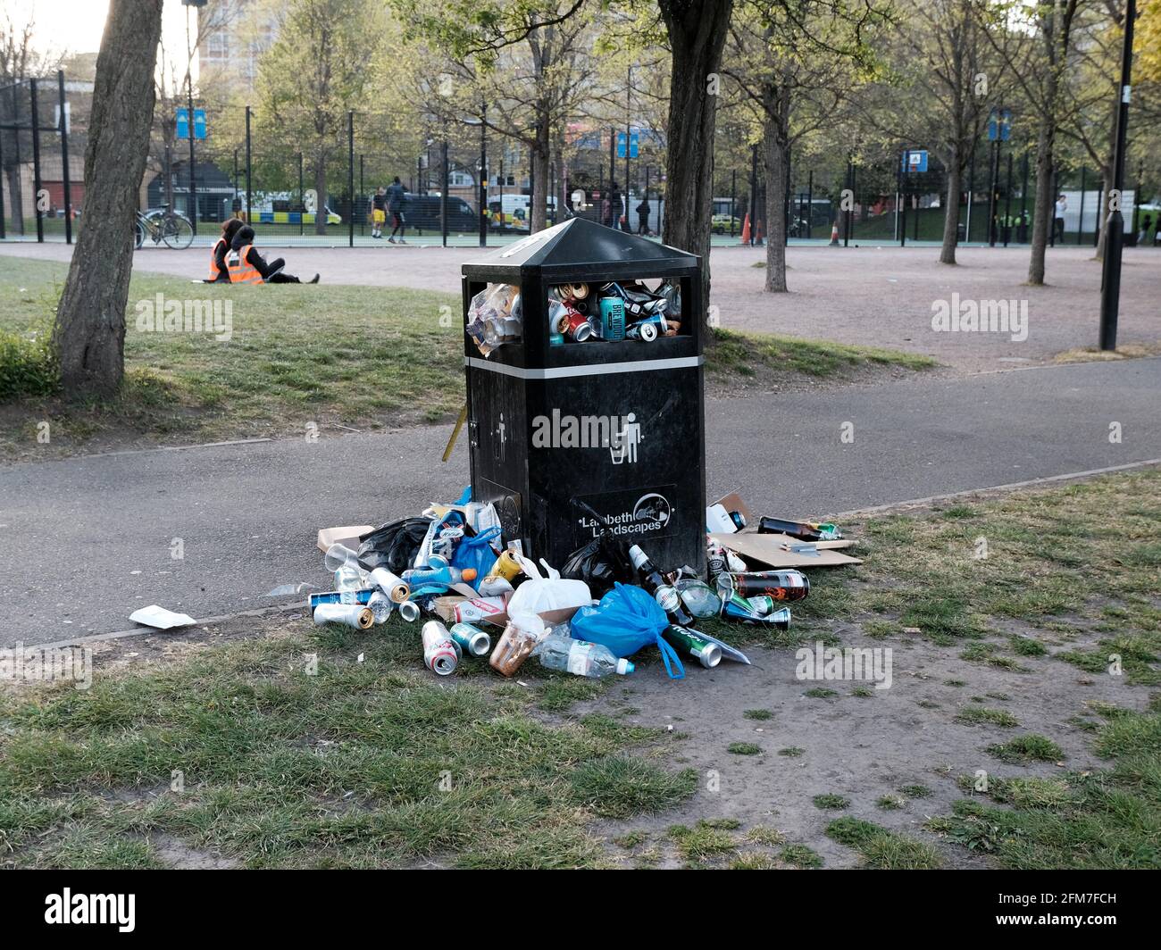 Une poubelle dans un parc de Londres déborde tandis que les visiteurs affluent vers les espaces extérieurs. Le mélange à l'intérieur avec d'autres ménages n'est pas autorisé pour le moment. Banque D'Images