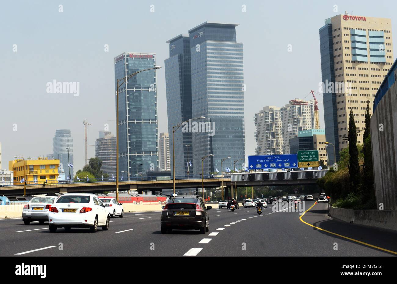 Gratte-ciel modernes le long de l'autoroute Ayalon à tel-Aviv, en Israël. Banque D'Images