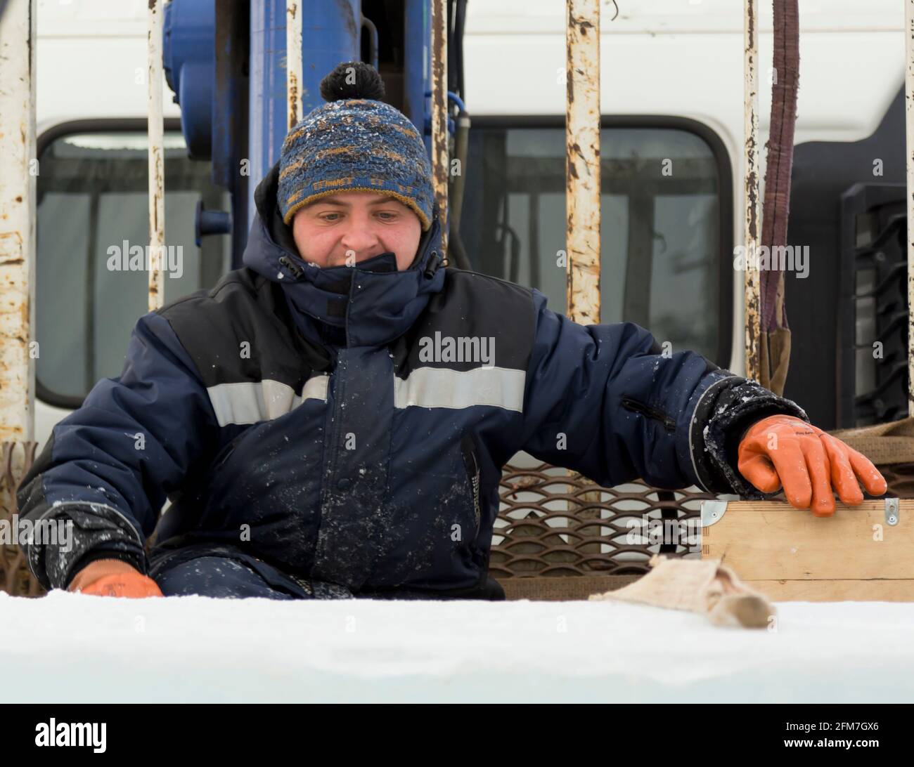 Portrait d'un homme dans une veste d'hiver bleue à le lieu de travail Banque D'Images