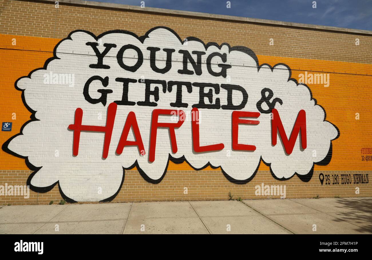 New York, New York, États-Unis. 6 mai 2021. Vue sur la fresque « jeunes doués et Harlem » de l'artiste Ronald Draper, vue sur le bâtiment scolaire du PS 180 Hugo Newman à Harlem. Crédit : Nancy Kaszerman/ZUMA Wire/Alay Live News Banque D'Images