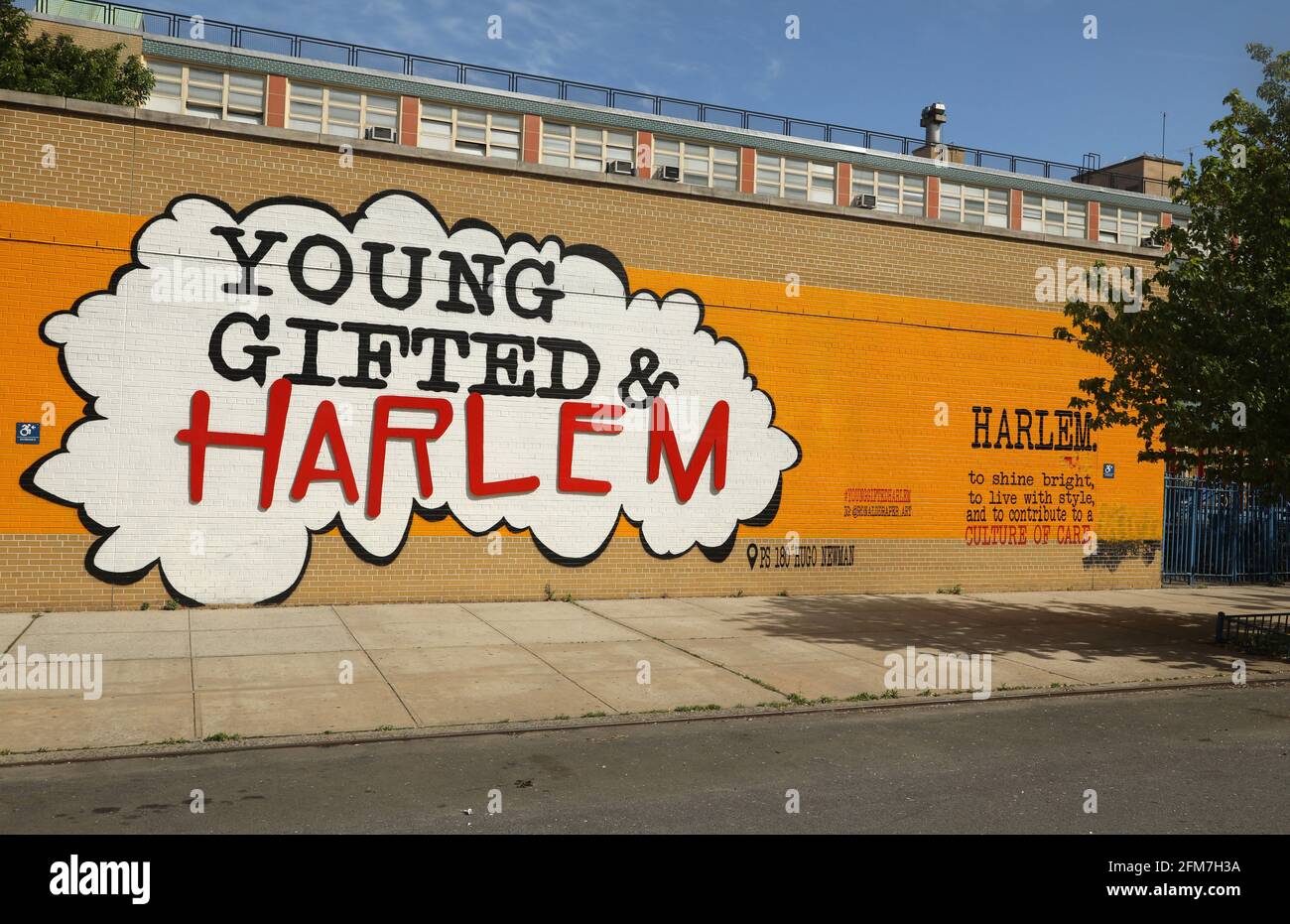New York, New York, États-Unis. 6 mai 2021. Vue sur la fresque « jeunes  doués et Harlem » de l'artiste Ronald Draper, vue sur le bâtiment scolaire  du PS 180 Hugo Newman