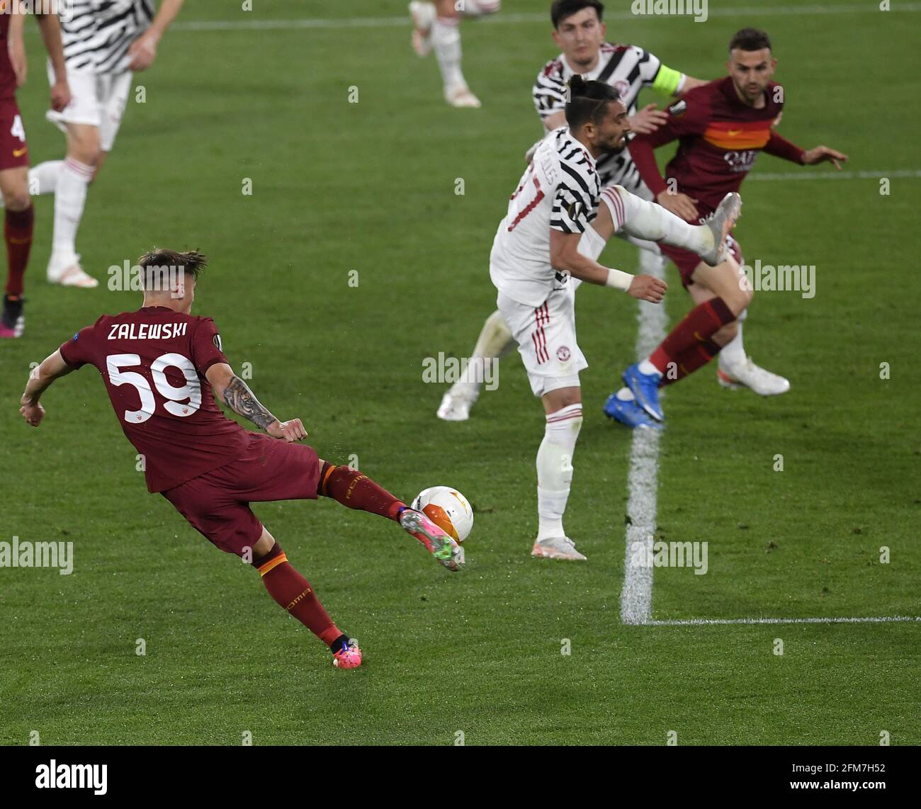 Rome, Italie. 6 mai 2021. Nicola Zalewski de Roma marque son but lors du match de football demi-coupe de l'UEFA Europa League entre Roma et Manchester United à Rome, Italie, le 6 mai 2021. Credit: Augusto Casasoli/Xinhua/Alamy Live News Banque D'Images