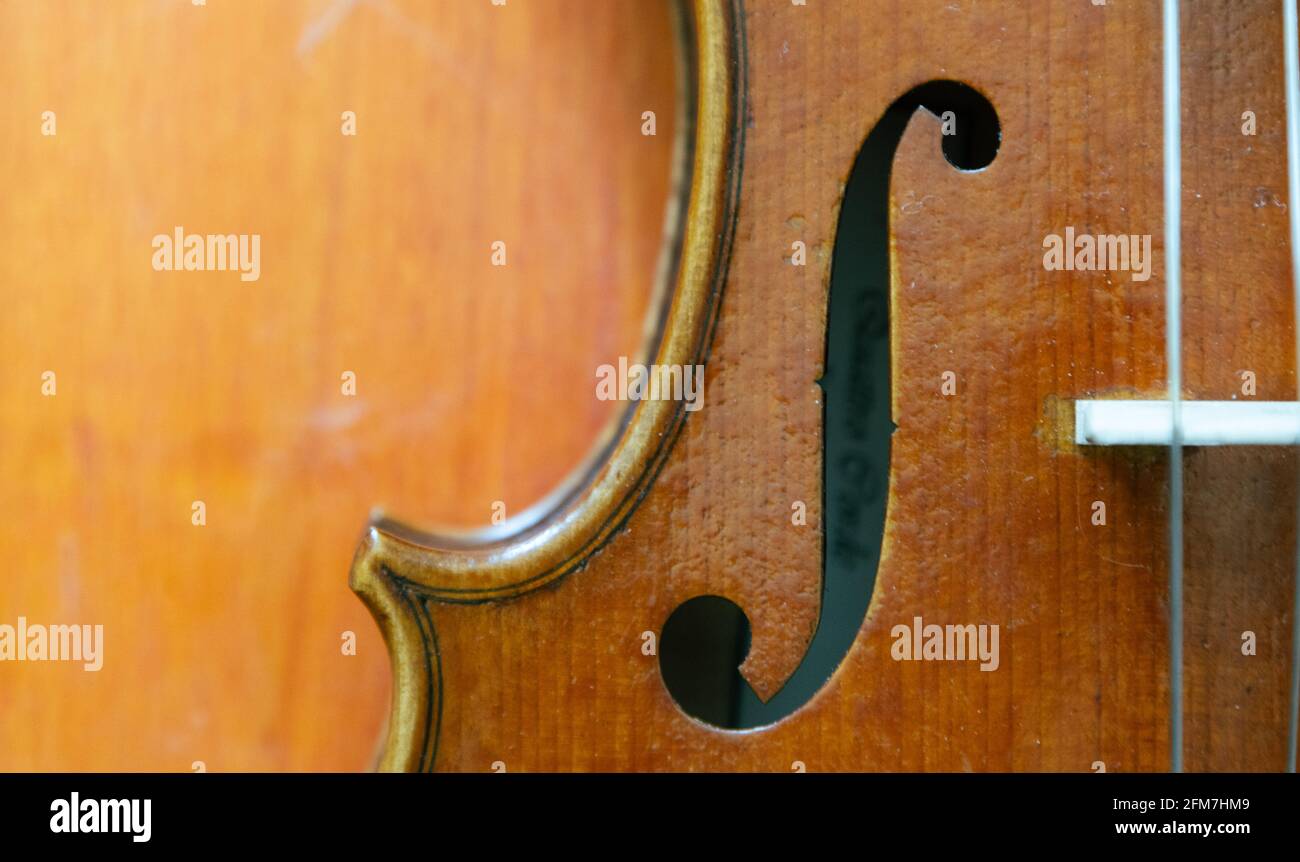 Gros plan du trou de f sur un violon sur un arrière-plan en bois Banque D'Images