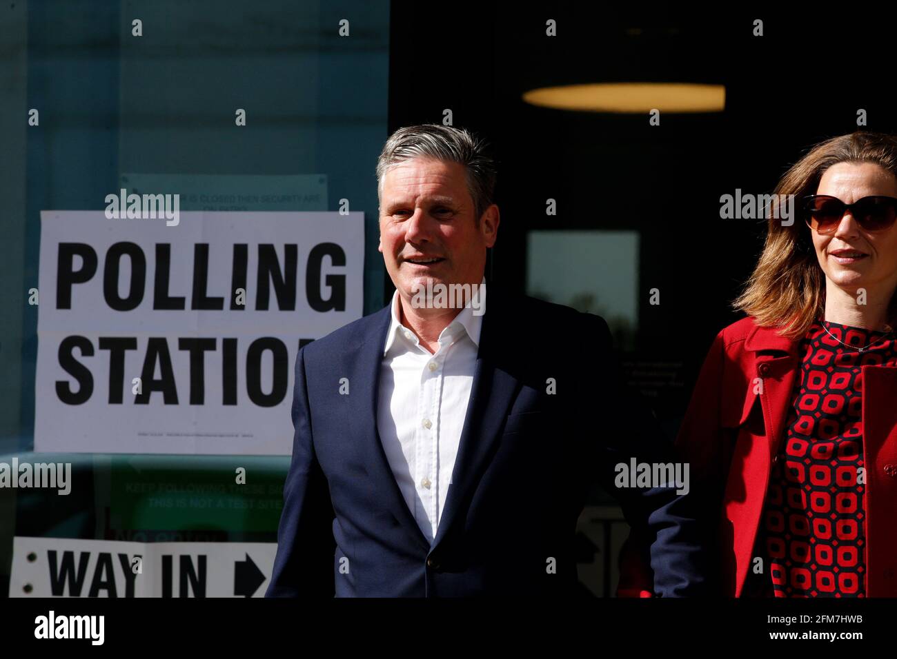 LONDRES, le 7 mai 2021 le chef du Parti travailliste britannique Keir Starmer et son épouse Victoria Starmer quittent un bureau de vote après avoir voté aux élections locales à Londres, en Grande-Bretagne, le 6 mai 2021. En Grande-Bretagne, des millions d'électeurs vont se rendre aux bureaux de vote pour des élections locales dans le cadre de ce que les commentateurs politiques ont qualifié de Super jeudi, considéré comme un test majeur pour les principaux dirigeants des partis politiques britanniques. Credit: Xinhua/Alay Live News Banque D'Images