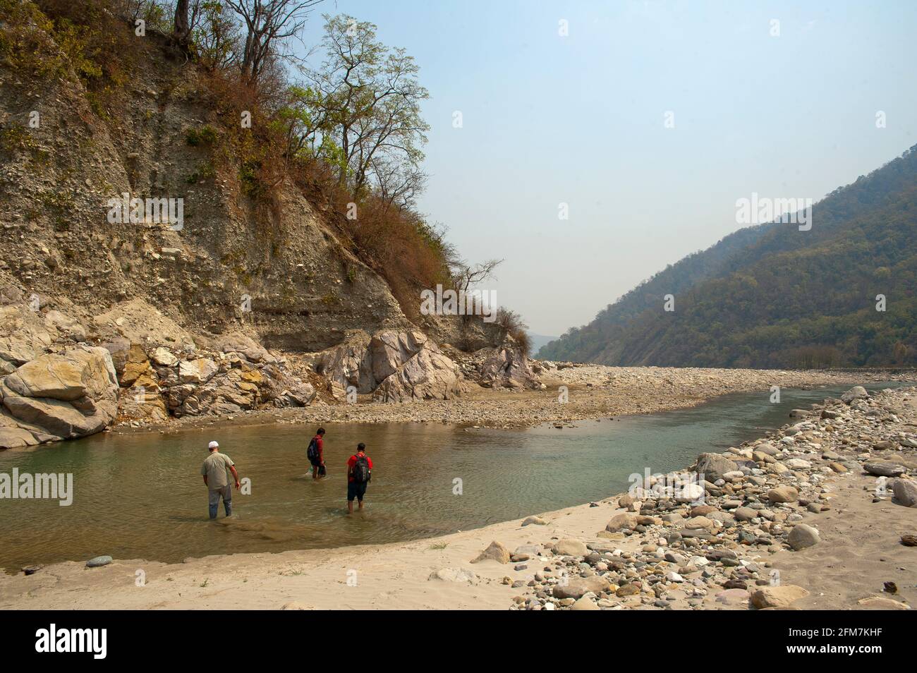 Trekking sur la rivière Ladhya isolée, rendue célèbre par Jim Corbett dans son livre Maneaters of Kumaon, Ladhya Valley, Uttarakhand, Inde Banque D'Images